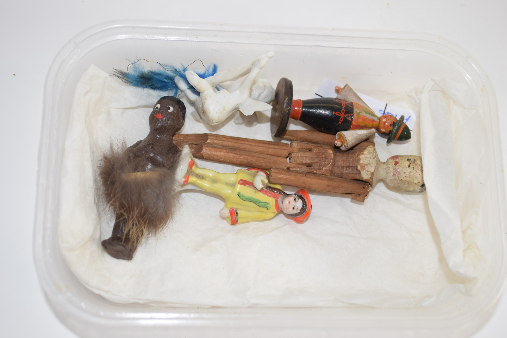 SMALL TRAY CONTAINING WOODEN DOLLS