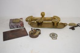 TRAY CONTAINING BRASS DESK SET, FURTHER BRASS MEDALLION MOUNTED IN ONYX AND OTHER ITEMS