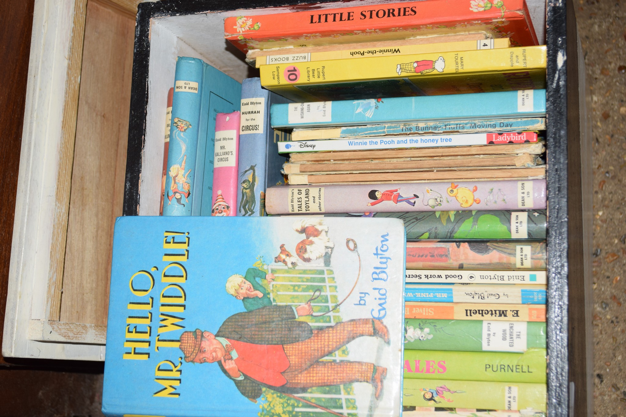BOX CONTAINING CHILDREN'S BOOKS