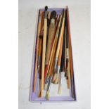 SMALL BOX CONTAINING PAINT BRUSHES, VARIOUS SIZES
