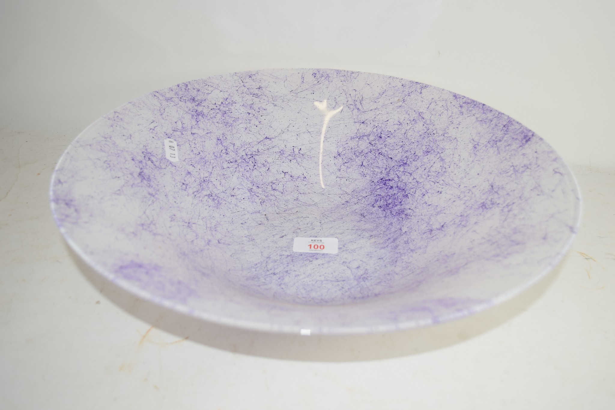 LARGE GLASS DISH WITH A MOTTLED PURPLE DESIGN - Image 2 of 2