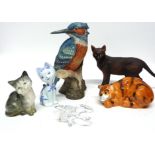 Quantity of pottery models of cats including a Coalport Cheshire Cat from Alice in Wonderland, and a