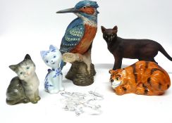 Quantity of pottery models of cats including a Coalport Cheshire Cat from Alice in Wonderland, and a