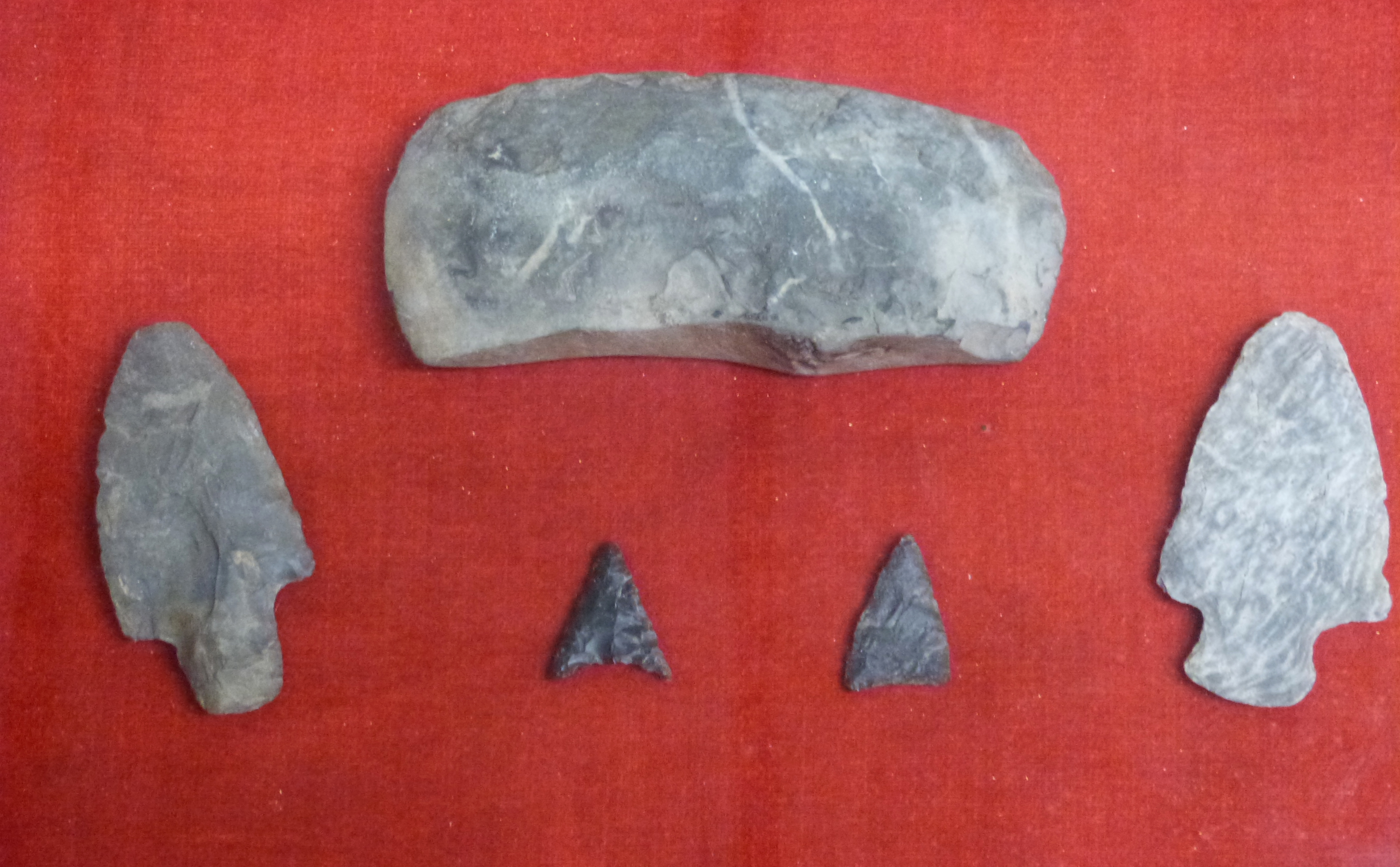 Framed set of pre-historic arrow heads - Image 2 of 2