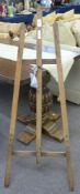 Small 20th century oak child's (or display) easel, max height 122cm, width at base 50cm