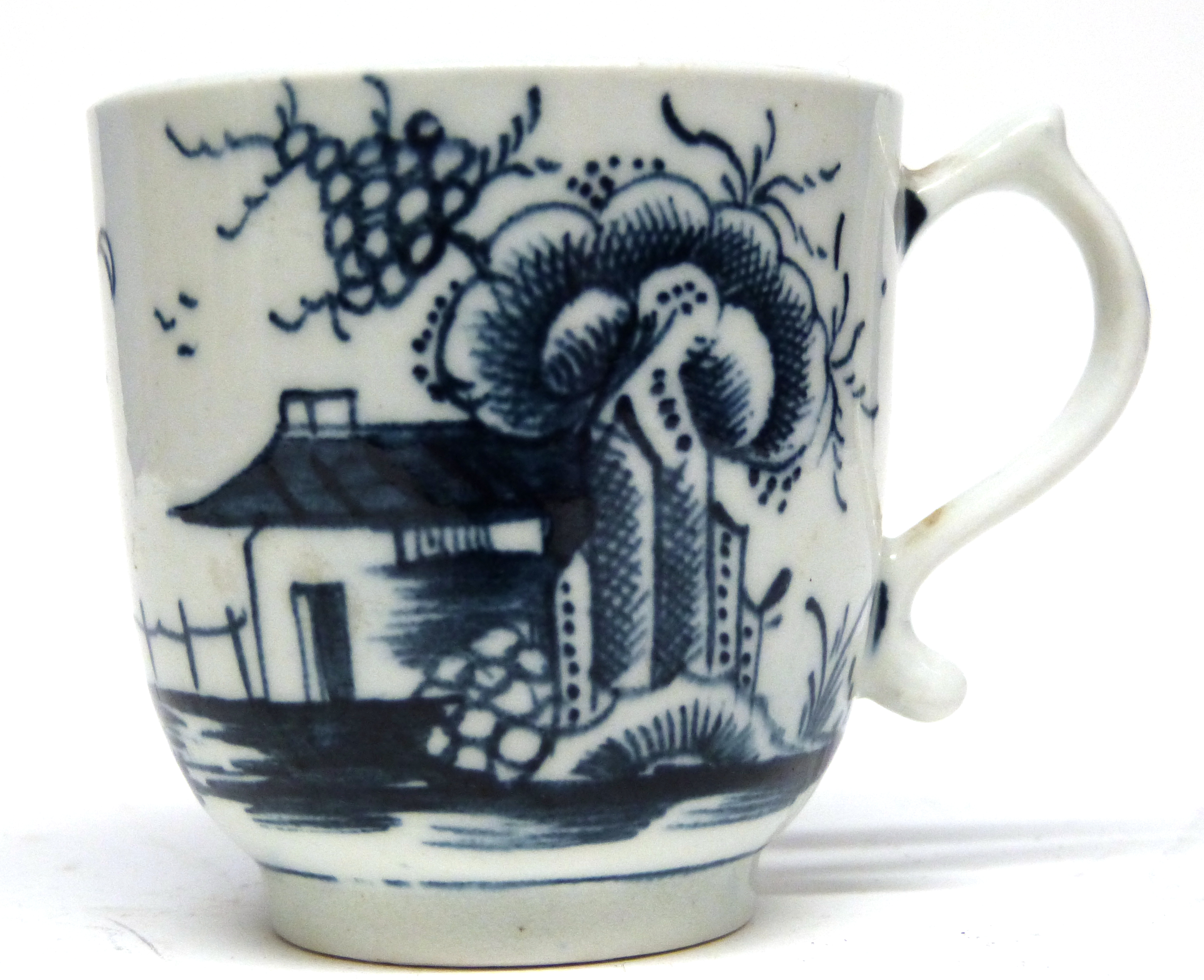Lowestoft porcelain cup with kick handle, decorated with the long fence pattern, in a bright tone of