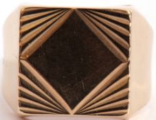 9ct gold gent"s ring, a square panel with an engraved geometric design, with plain polished