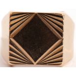 9ct gold gent"s ring, a square panel with an engraved geometric design, with plain polished