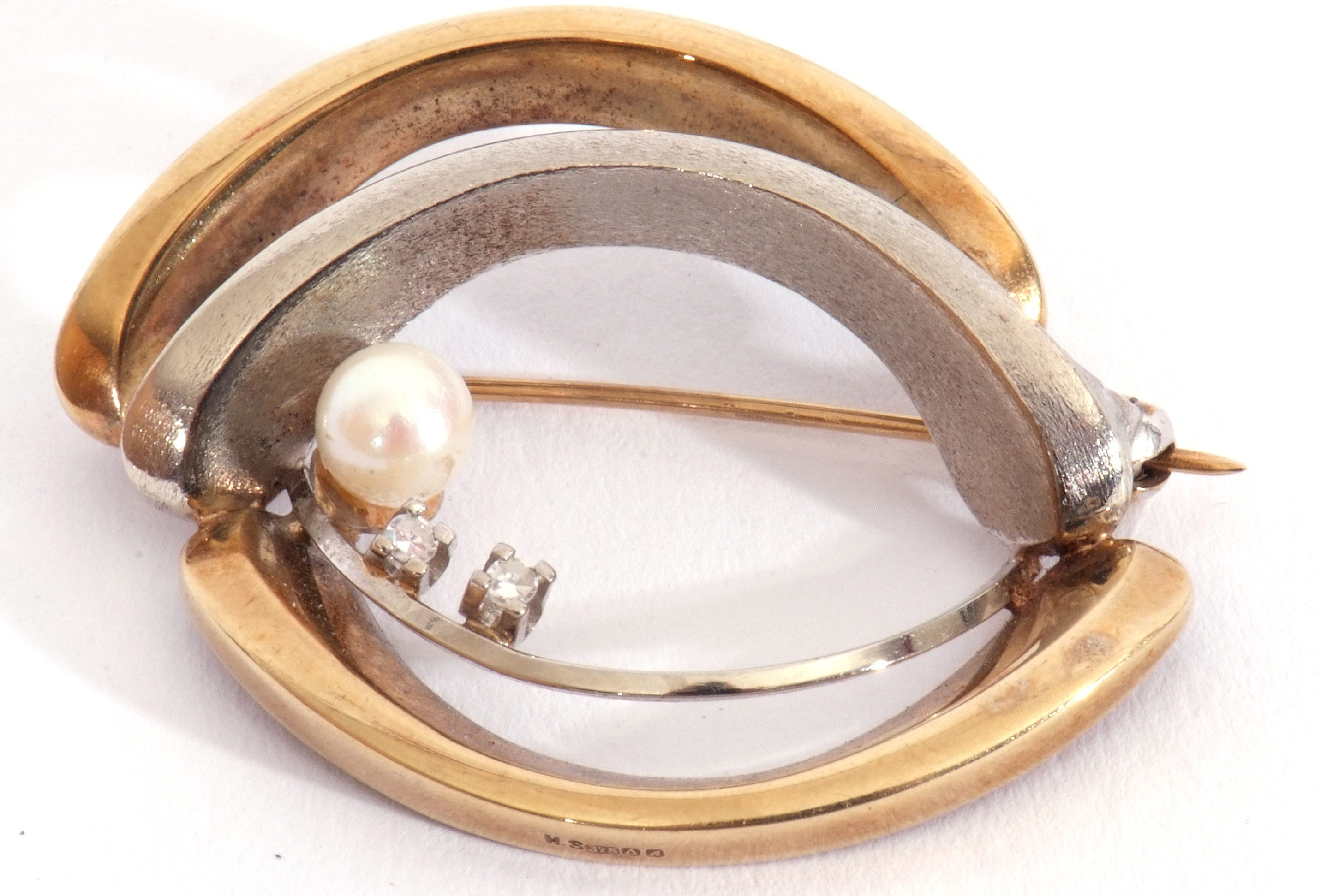 Modern stylised two-tone brooch highlighted with a cultured pearl and two small diamonds, stamped - Image 2 of 5