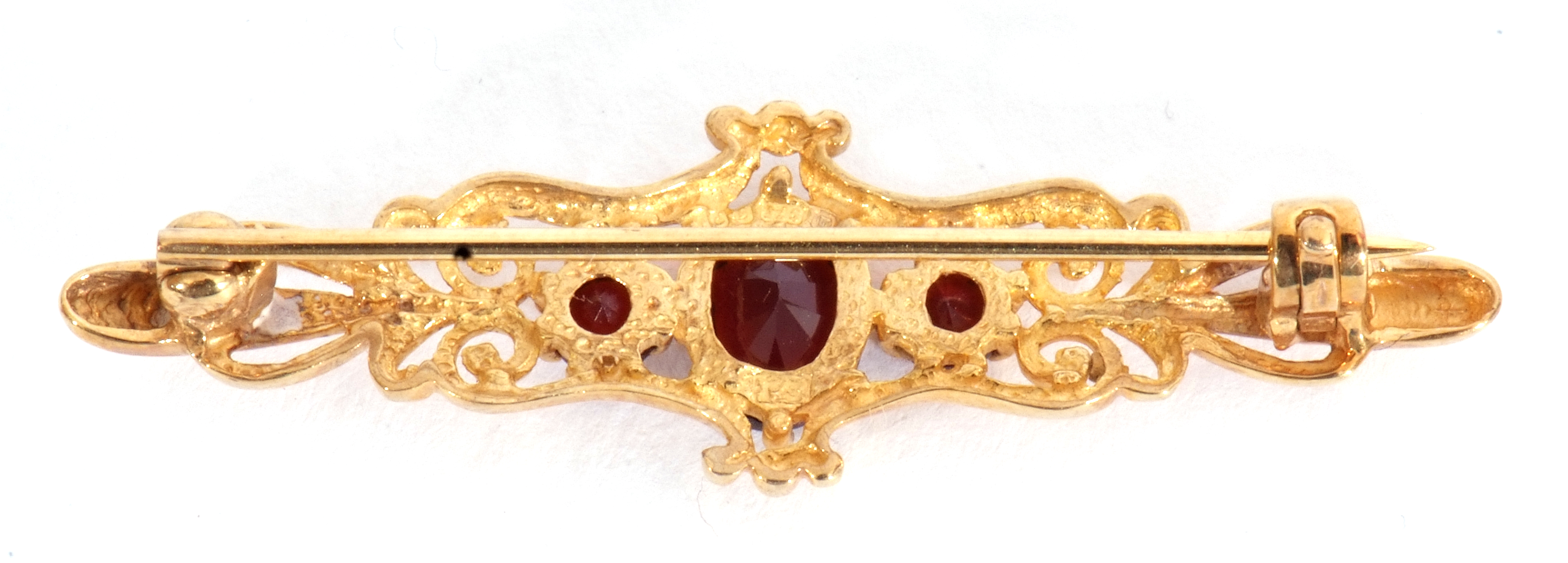 9ct gold and three stone garnet brooch, the graduated oval and round cut garnets in an open work - Image 3 of 3