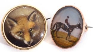 Mixed Lot: jockey on horseback oval brooch in a yellow metal mount, 18 x 15mm, a circular fox head