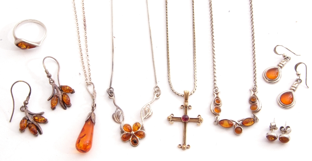 Mixed Lot: modern 925 and amber pendant and earrings, and a ring, together with a 9c stamped cross