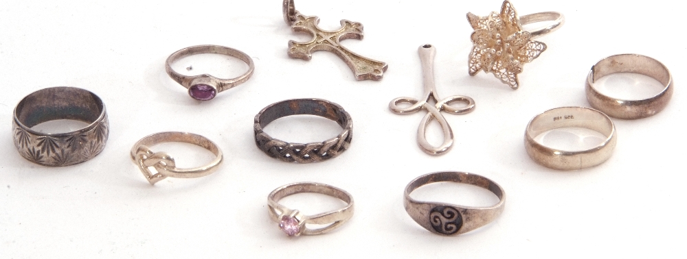 Mixed Lot: nine white metal rings and two white metal cross pendants