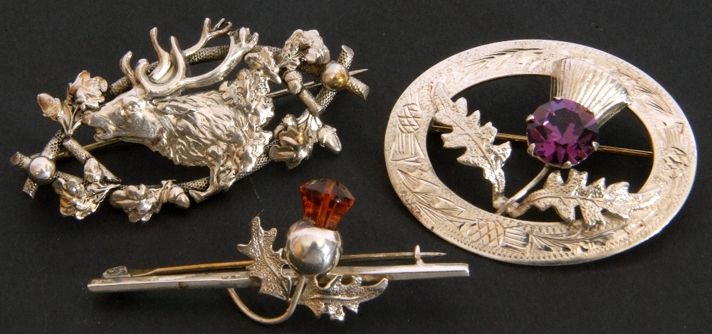 Mixed Lot: Scottish silver thistle brooch, Edinburgh 1958, together with a further white metal - Image 4 of 5