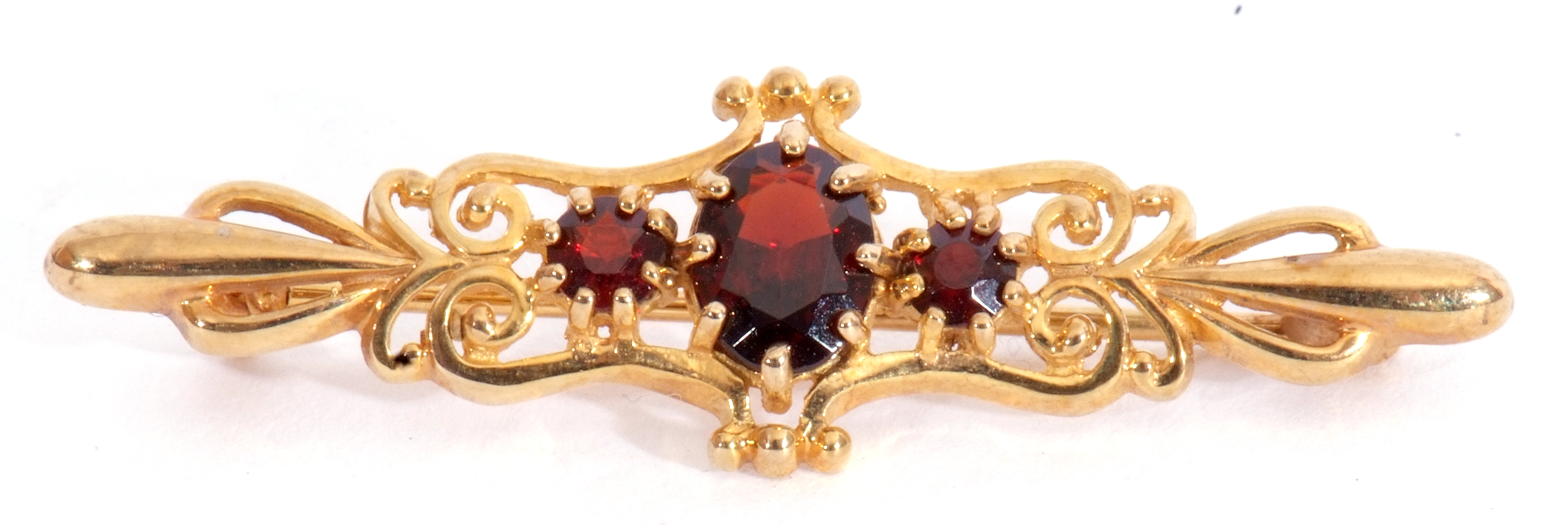 9ct gold and three stone garnet brooch, the graduated oval and round cut garnets in an open work - Image 2 of 3