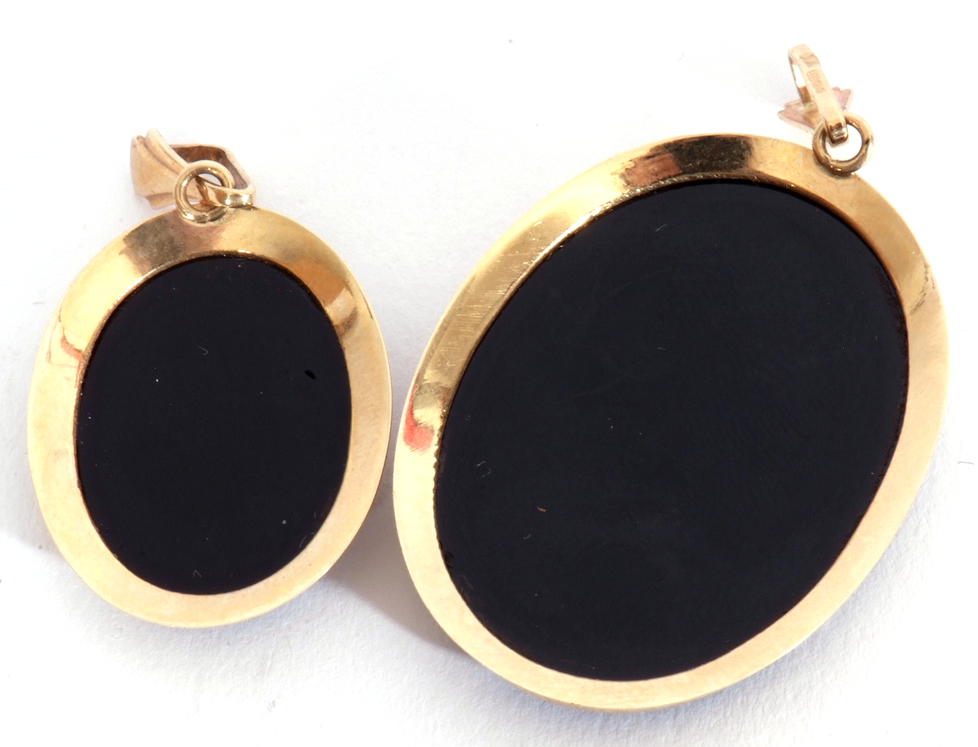 Mixed Lot: modern cameo pendant, the oval black panel applied with a laser carved quartz stone, a - Image 3 of 4