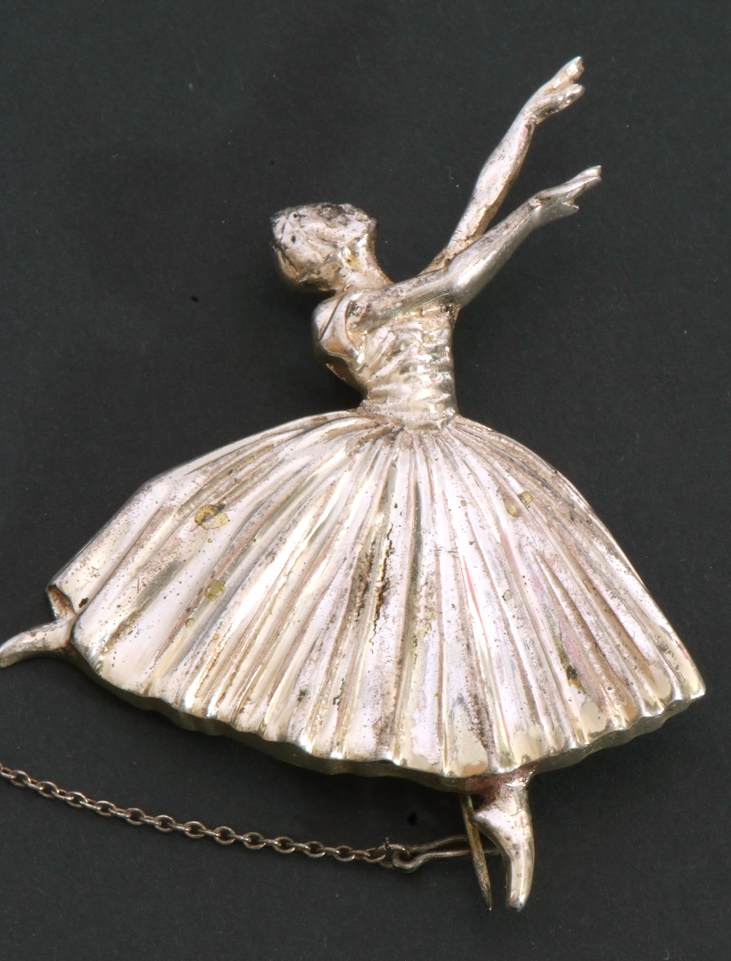 Vintage silver ballerina brooch, Birmingham 1946, well detailed with dress folds etc, regn no - Image 2 of 5