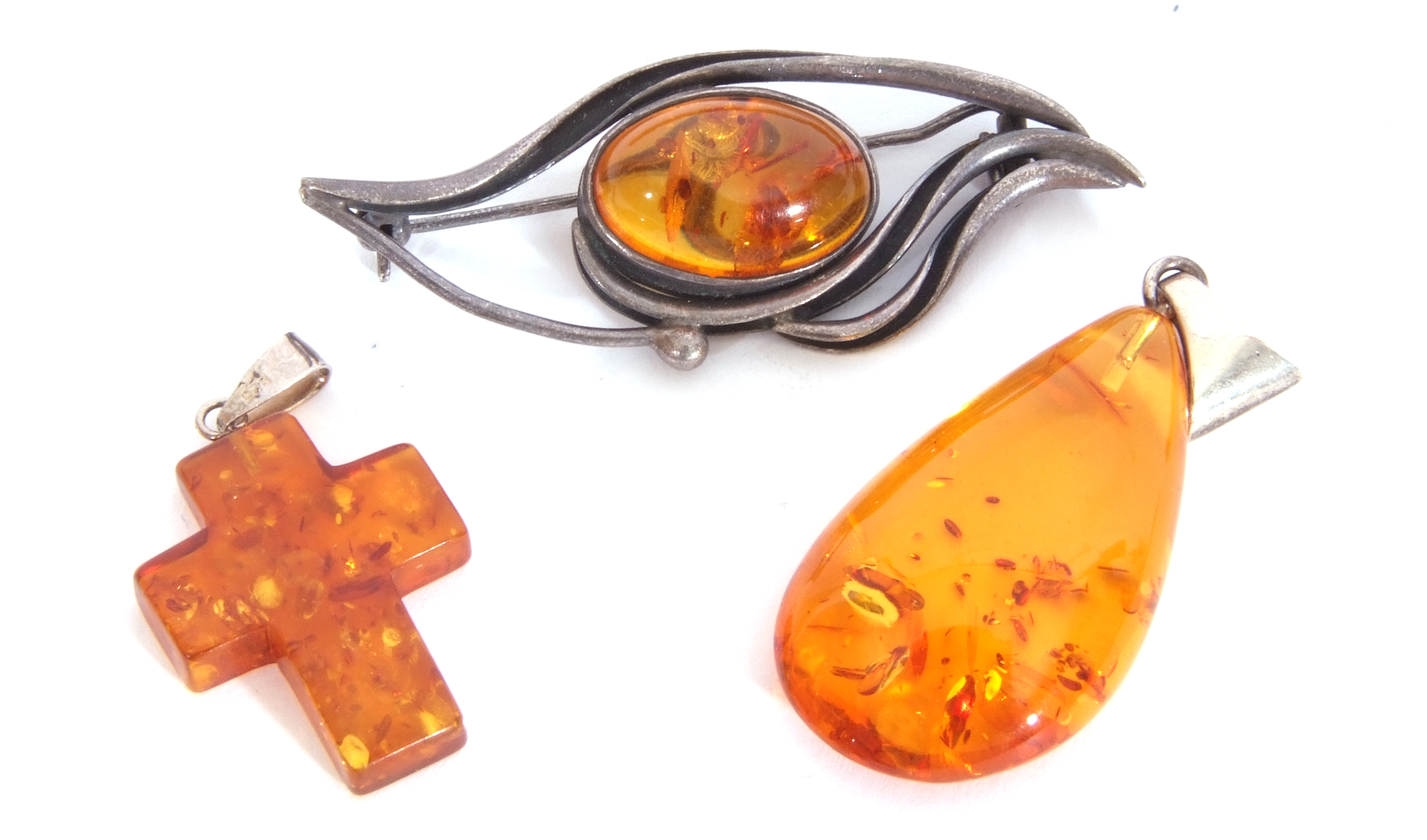 Mixed Lot: amber fragment necklace, two pendants and a brooch (4) - Image 2 of 4