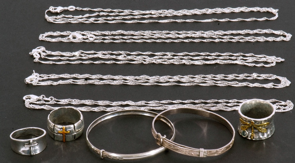 Mixed Lot: mainly white metal jewellery to include chains, two expandable bracelets and three rings,