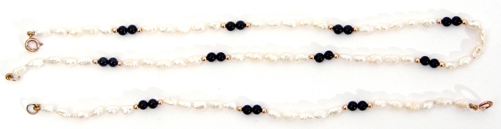Matching necklace and bracelet of white freshwater cultured pearls interspersed by pairs of black - Image 3 of 3