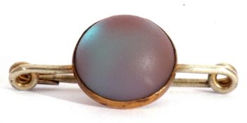 Vintage saphiret brooch, the round cabochon saphiret in a gilt metal cut down setting, on a pin