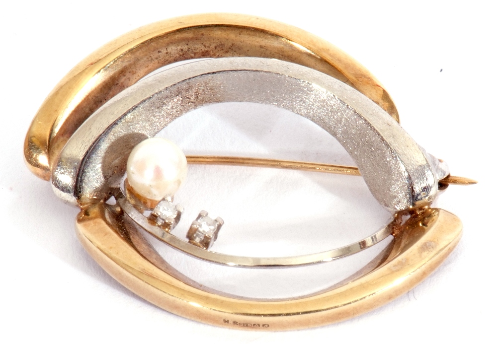 Modern stylised two-tone brooch highlighted with a cultured pearl and two small diamonds, stamped - Image 5 of 5