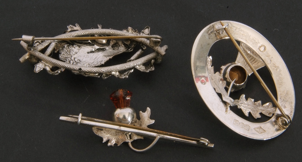 Mixed Lot: Scottish silver thistle brooch, Edinburgh 1958, together with a further white metal - Image 3 of 5