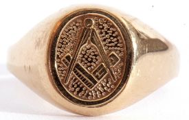 9ct gold gent"s Masonic ring, the oval centre chased and engraved with a compass and ruler motif