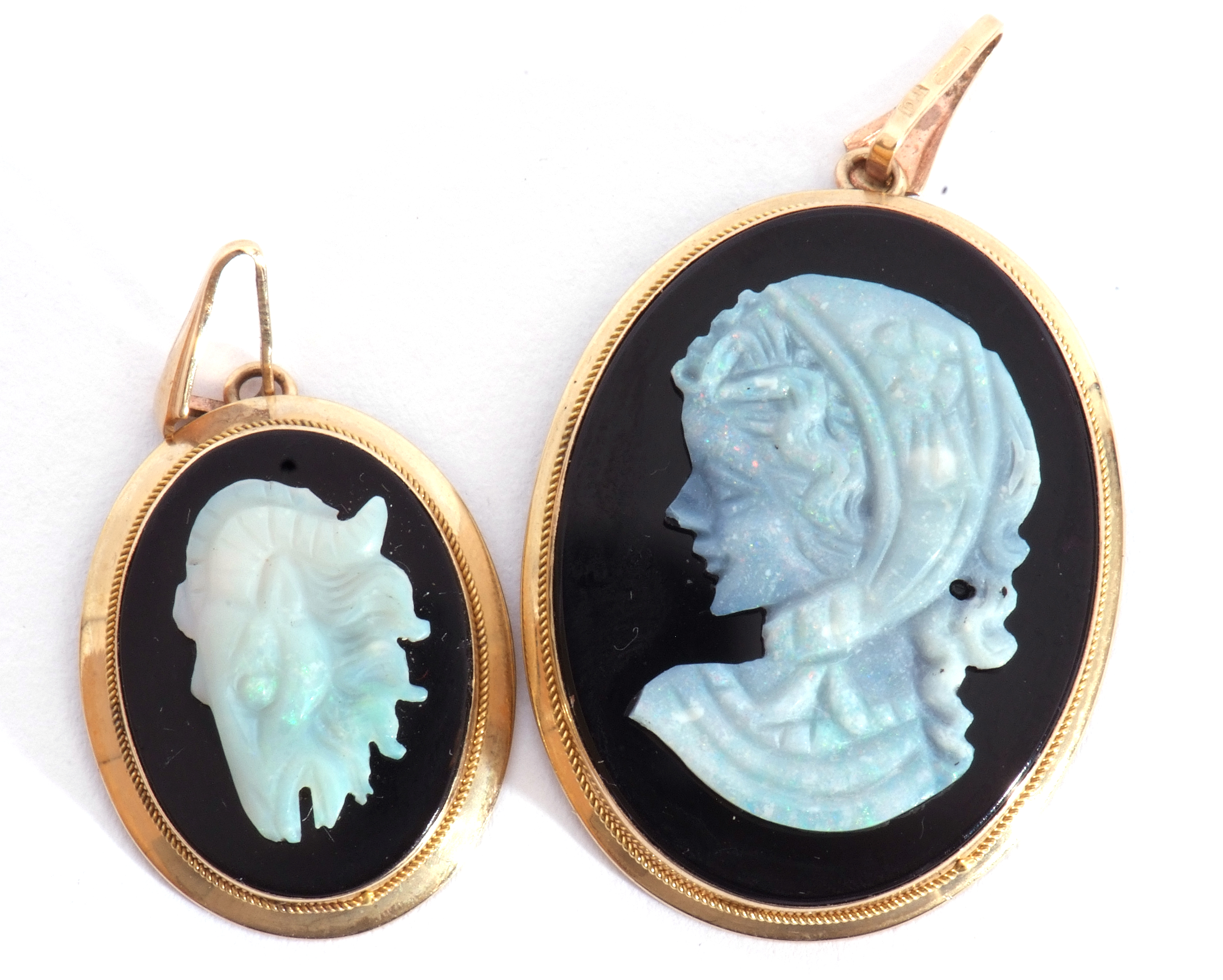 Mixed Lot: modern cameo pendant, the oval black panel applied with a laser carved quartz stone, a - Image 2 of 4