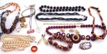 Mixed Lot: costume jewellery to include necklaces, earrings etc