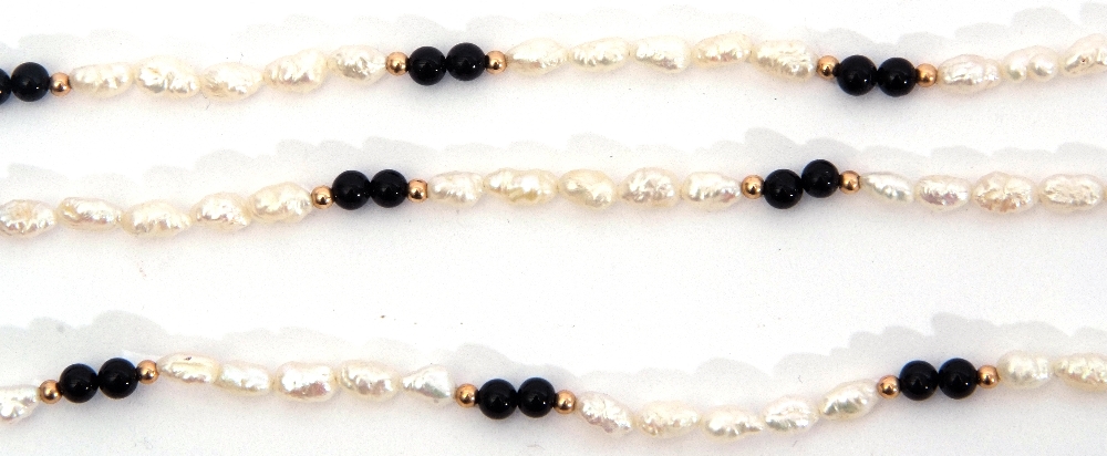 Matching necklace and bracelet of white freshwater cultured pearls interspersed by pairs of black - Image 2 of 3