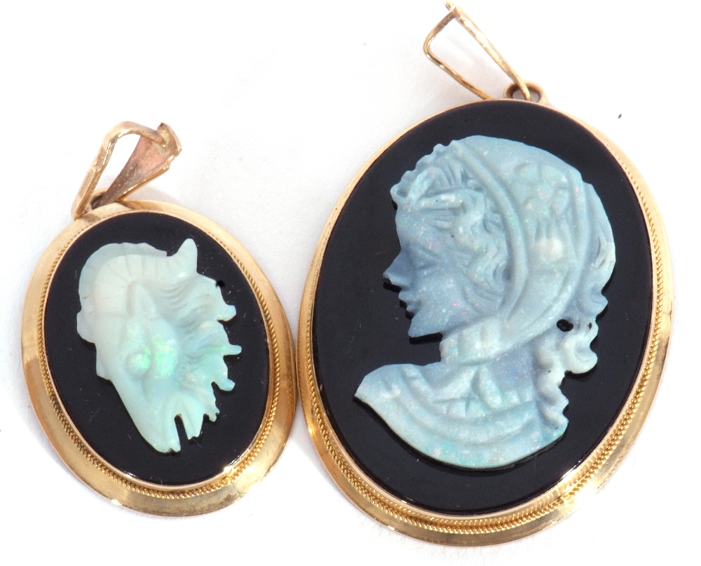 Mixed Lot: modern cameo pendant, the oval black panel applied with a laser carved quartz stone, a - Image 4 of 4