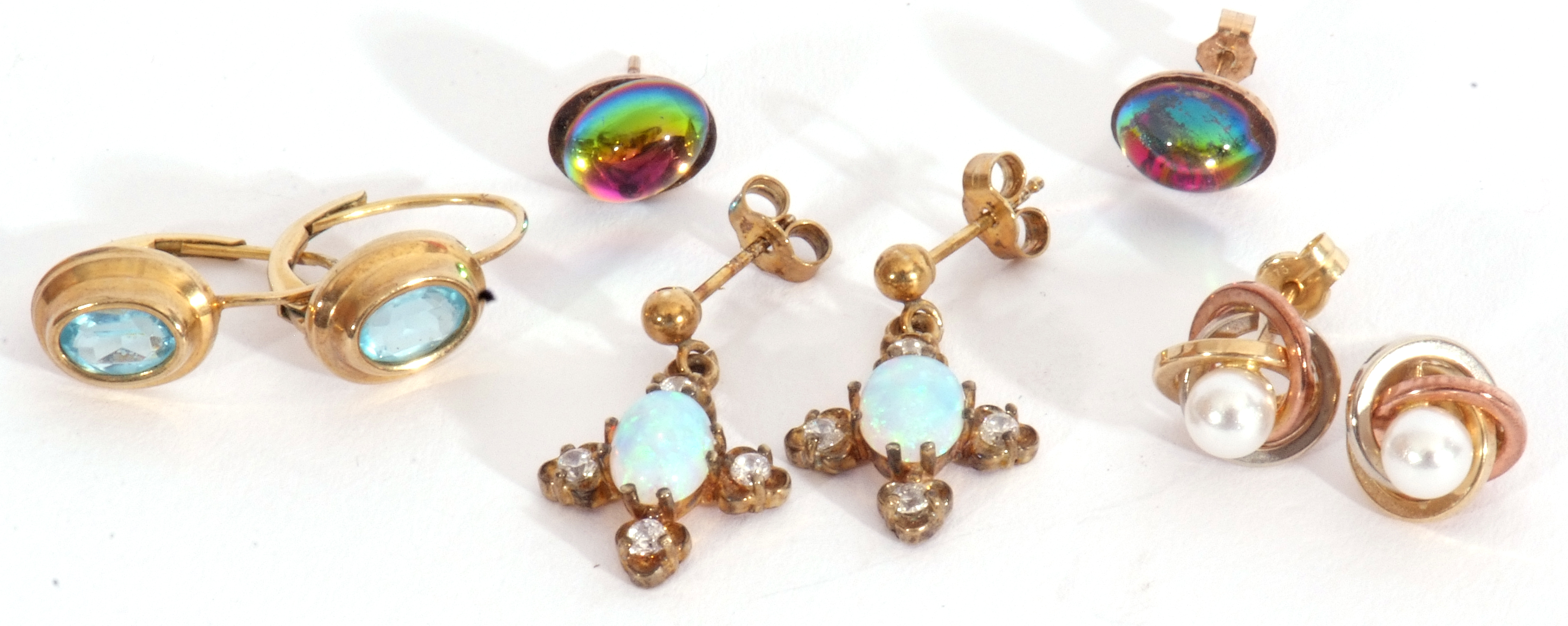 Mixed Lot: four pairs of gilt metal earrings to include opalescent, seed pearl examples - Image 2 of 3