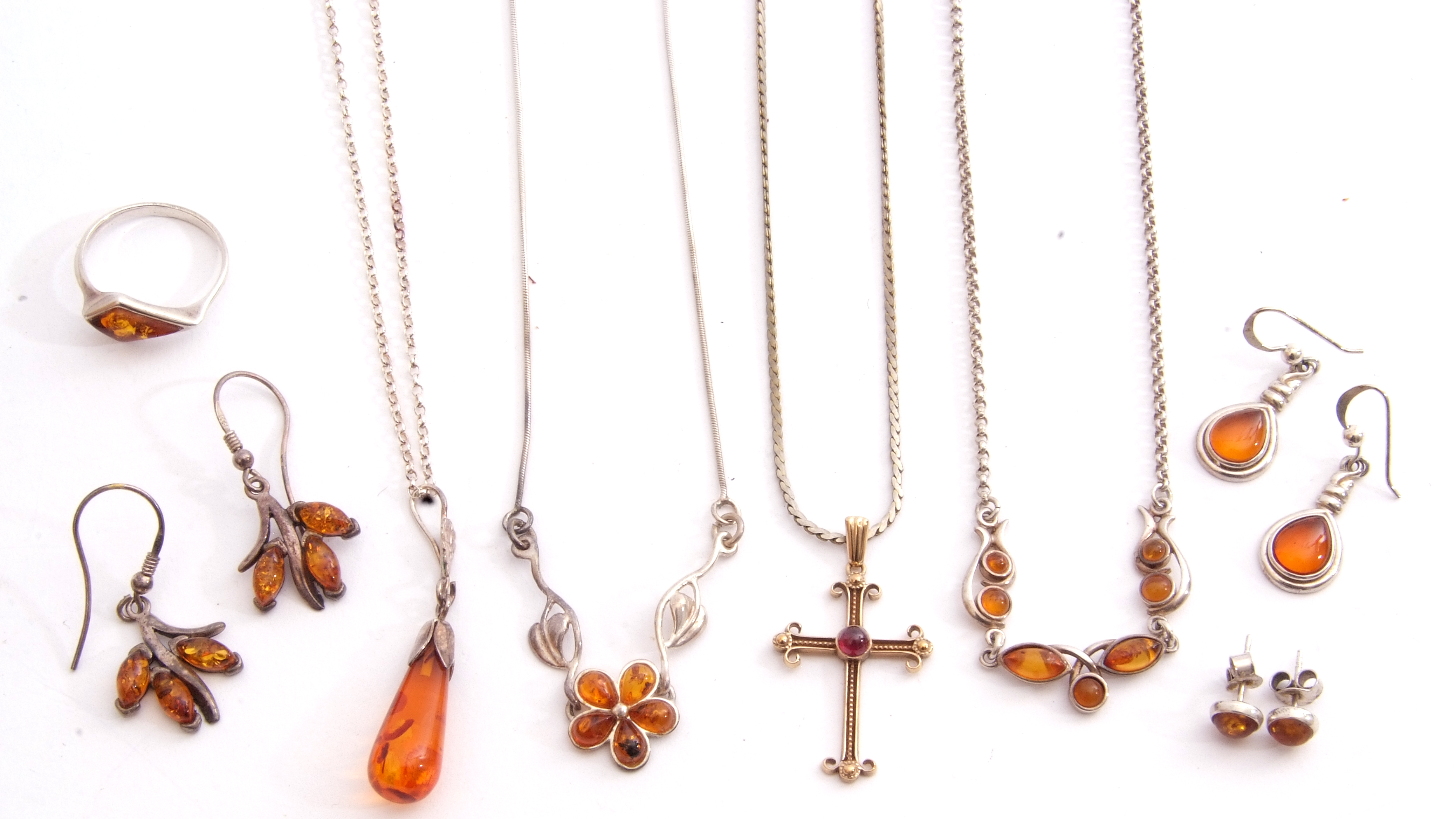 Mixed Lot: modern 925 and amber pendant and earrings, and a ring, together with a 9c stamped cross - Image 2 of 2