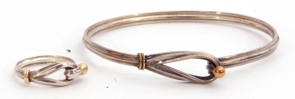 Matching stylised bracelet and ring, a looped design with reeded rims with yellow metal sphere and - Image 2 of 3