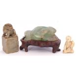 Mixed Lot: A large green quartz toad on a hardwood stand (a/f), a soapstone temple dog, a vintage