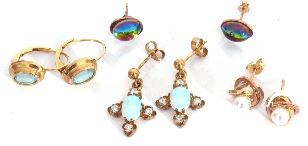 Mixed Lot: four pairs of gilt metal earrings to include opalescent, seed pearl examples - Image 3 of 3