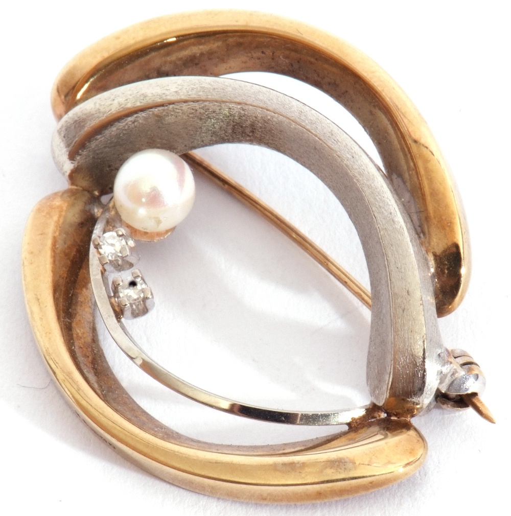 Modern stylised two-tone brooch highlighted with a cultured pearl and two small diamonds, stamped - Image 4 of 5