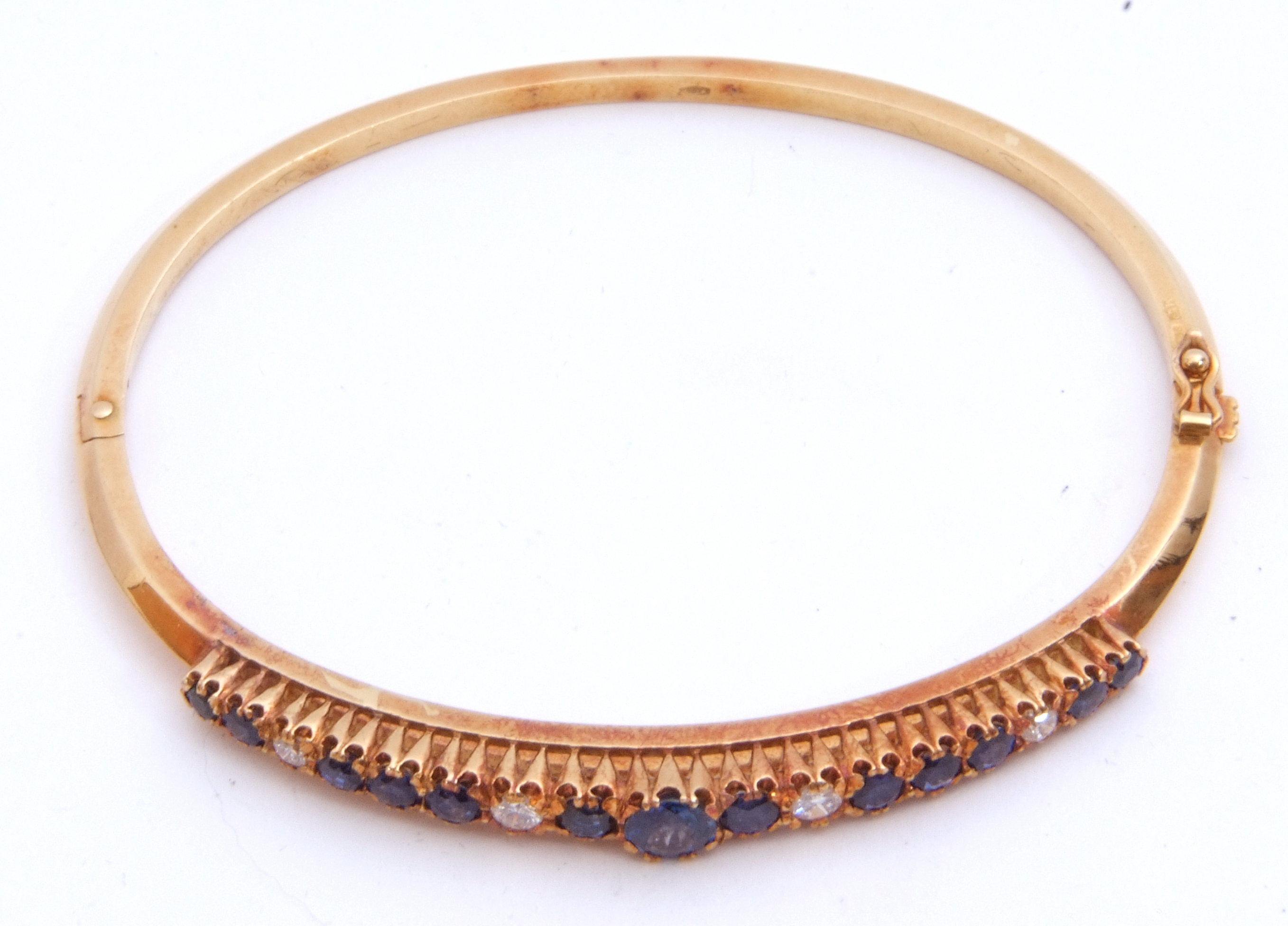 Sapphire and diamond hinged bracelet, the raised pierced gallery set with 13 round faceted sapphires - Image 3 of 6