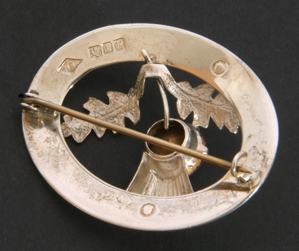 Mixed Lot: Scottish silver thistle brooch, Edinburgh 1958, together with a further white metal - Image 5 of 5