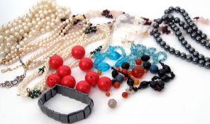 Mixed Lot: various bead necklaces, strung and loose examples