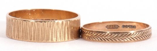 Mixed Lot: 9ct gold textured wedding band, together with a 9ct gold ring engraved with a geometric