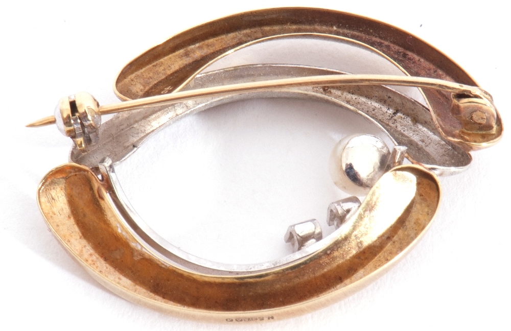 Modern stylised two-tone brooch highlighted with a cultured pearl and two small diamonds, stamped - Image 3 of 5