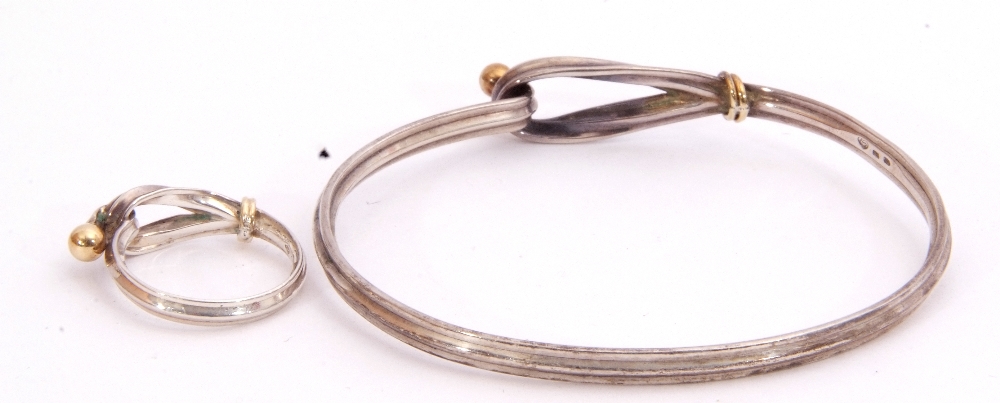 Matching stylised bracelet and ring, a looped design with reeded rims with yellow metal sphere and - Image 3 of 3