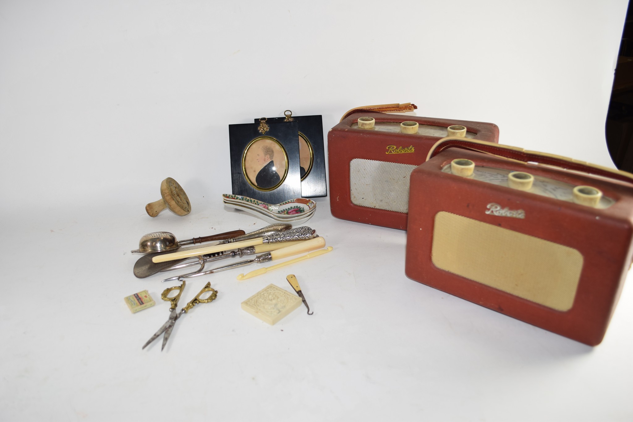 BOX CONTAINING TWO VINTAGE TRANSISTOR RADIOS BY ROBERTS, MODEL R200 - Image 2 of 2