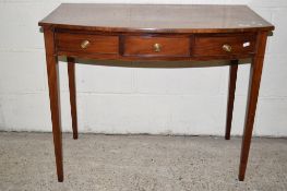 SMALL BOW FRONT SIDE TABLE WITH STRUNG AND INLAID DECORATION, WIDTH APPROX 89CM