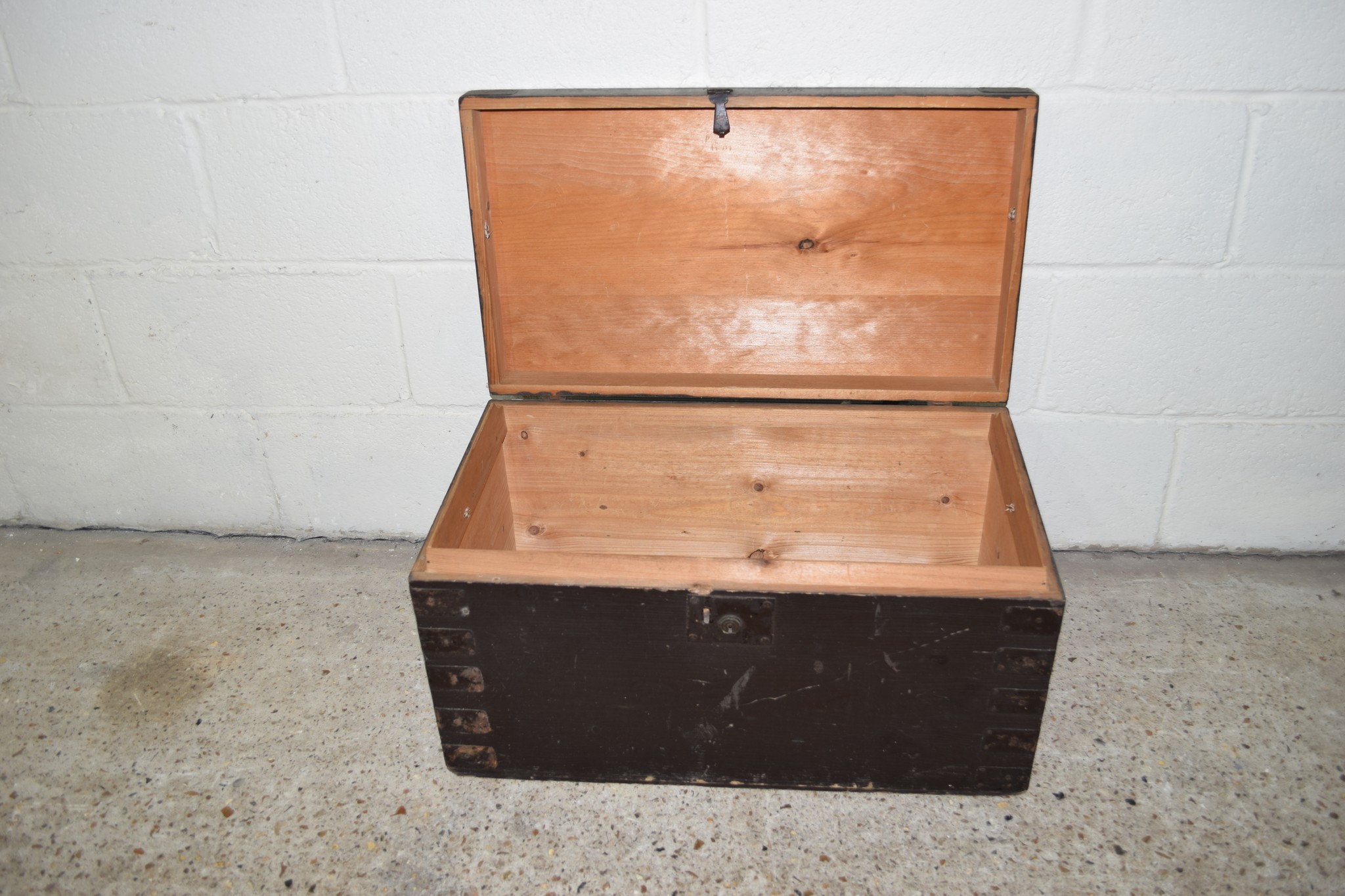 VINTAGE PINE TRAVELLING TRUNK, APPROX 70 X 40CM - Image 2 of 3