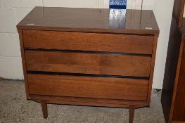 1960S CHEST OF DRAWERS, WIDTH APPROX 92CM TOGETHER WITH A PAIR OF MATCHING BEDSIDE CABINETS, EACH