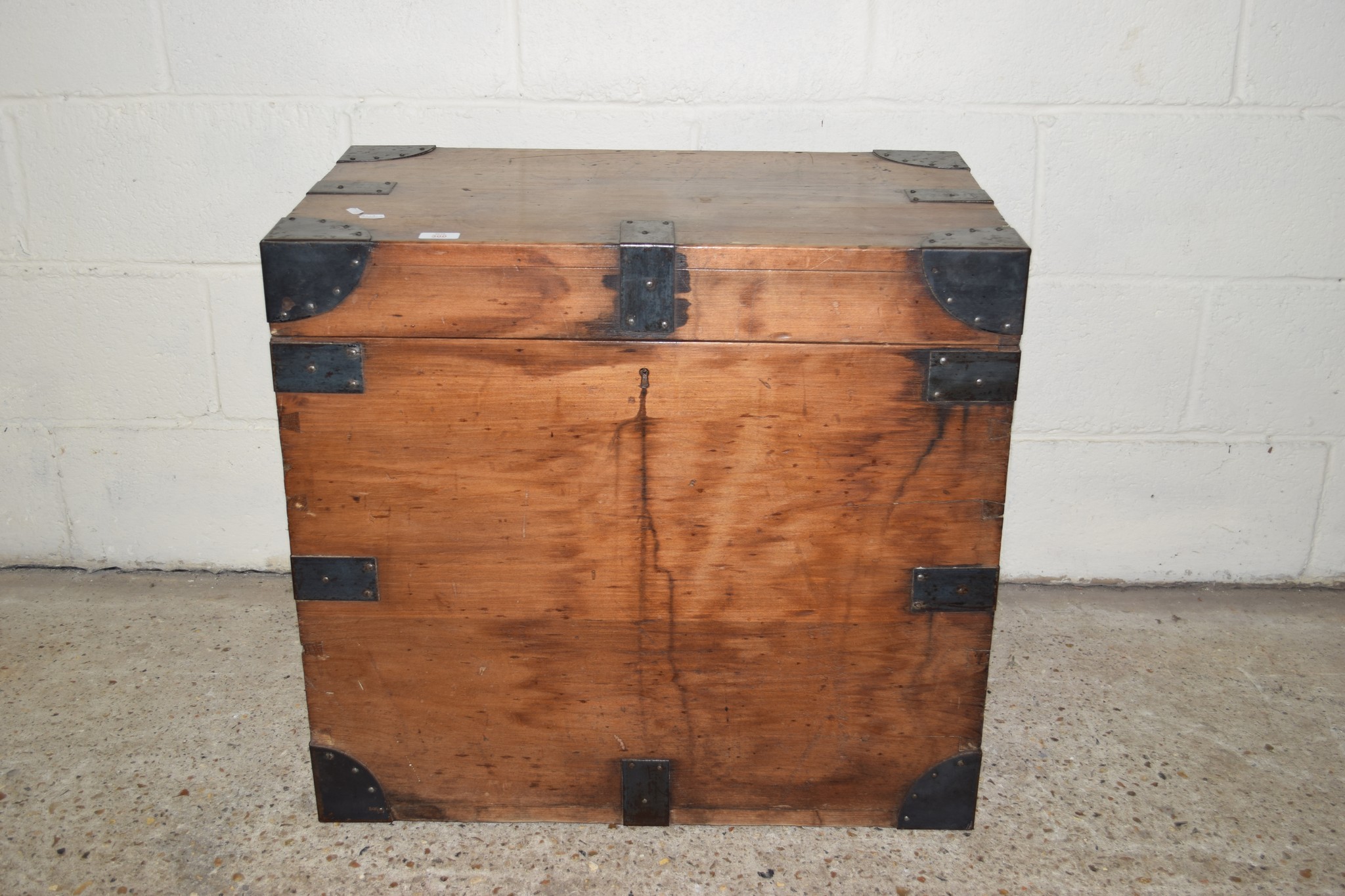 REPRODUCTION HARDWOOD STORAGE CHEST WITH METAL TRIM, APPROX LENGTH 74CM