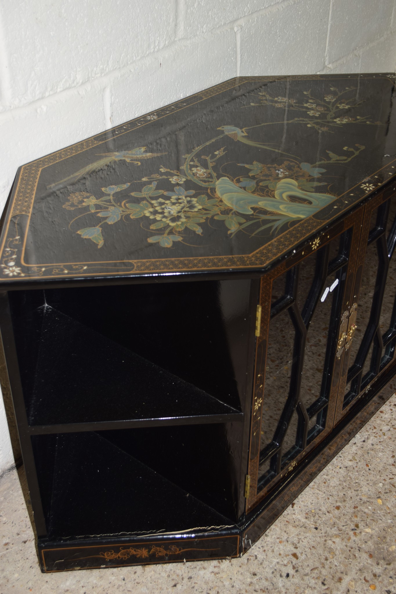 ORIENTAL STYLE CORNER TV STAND, WITH APPLIED FLORAL DECORATION, WIDTH APPROX 112CM MAX - Image 3 of 3